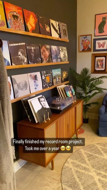 Mid Century Vinyl Storage, Book And Record Shelf, Mid Century Music Room, Record Player In Dining Room, Record Player Aesthetic Living Room, Record Collection Aesthetic, Hanging Records On Wall, Vinyl Display Ideas, Vintage Record Player Aesthetic