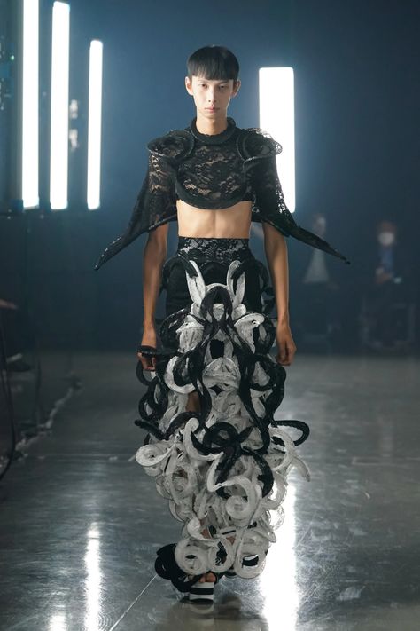 Ryunosukeokazaki Tokyo Spring 2022 Collection - Vogue Avant Garde Fashion Women, Futuristic Fashion Male, Tokyo Spring, Futurism Fashion, Casual Attire For Women, Sculptural Fashion, Conceptual Fashion, Future Clothes, Cyberpunk Fashion