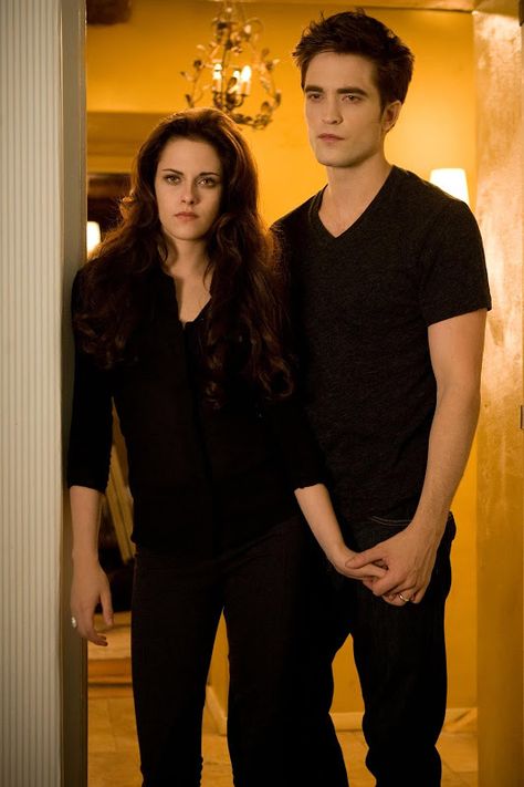 Robert Pattinson Life: New Edward 'Breaking Dawn - Part 2 Twilight Bella And Edward, Billy Burke, Twilight Saga Breaking Dawn, Vampire Twilight, Twilight Quotes, Twilight Saga Series, Robert Pattinson Twilight, Twilight Memes, Twilight Cast