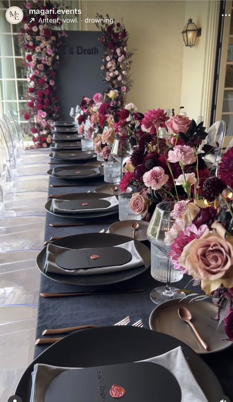 Black Tablecloth Pink Flowers, Black Brunch Decor, 40th Birthday Menu Ideas, Bridal Shower Dark Theme, Dark And Moody Bridal Shower Ideas, Black And Pink Dinner Party, Birthday Brunch Ideas Decorations Table Settings, Dark Pink Wedding Theme, Moody Centerpieces Wedding