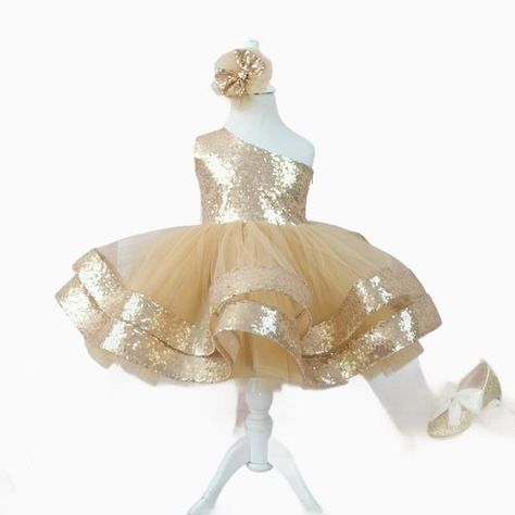 first birthday gold dress, flower girl dress, sparkling girl dress, birthday gi Glittery Dresses, Fancy Dresses For Kids, Satin And Pearls, Sequin One Shoulder Dress, Black And Gold Dresses, Glittery Dress, Gold Dresses, Birthday Gold, Gold Sequin Dress