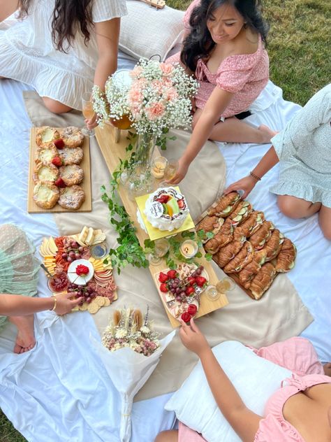 Cottagecore Picnic Ideas, Picnic Food Birthday, Birthday Picnic Ideas Aesthetic, Pique Nique Aesthetic Friends, Picnic Best Friend, Pastel Picnic Aesthetic, Picnic Girls Party, Flower Picnic Aesthetic, Picnic Board Ideas