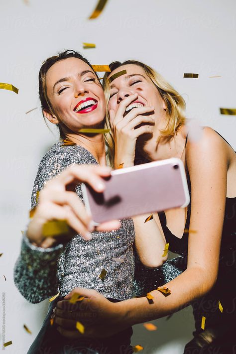 Party Lifestyle Photography, Taking A Photo Pose Reference, Birthday Photos Friends, New Year Celebration Photography, Friend Birthday Photoshoot Ideas, Two Women Photoshoot Ideas, Photoshoot Friends Ideas, Women Laughing Together, Celebrate Photoshoot