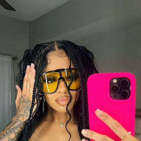 @msdumpiannna on Instagram Baddie Sunglasses, Cooking Aesthetics, Picture Ideas Photoshoot, Baddie Era, Festival Hairstyles, Diy Hairstyle, Glasses Outfit, Fashion Shades, Sunglasses Outfit