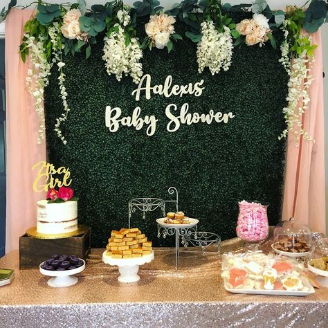 Baby Shower Backdrop No Balloons, Boxwood Backdrop Ideas, Bachelorette Food, Hedge Backdrop, Boxwood Backdrop, April Baby Shower, April Baby, Grass Backdrops, Ivy Wall