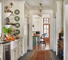 House Tour: Southern Estate Designed by James Farmer - Design Chic James T Farmer Interiors, James Farmer Interiors, Plates On The Wall, James Farmer, Creative Styling, Glam Pad, Southern Design, Classic Kitchen, Butler's Pantry