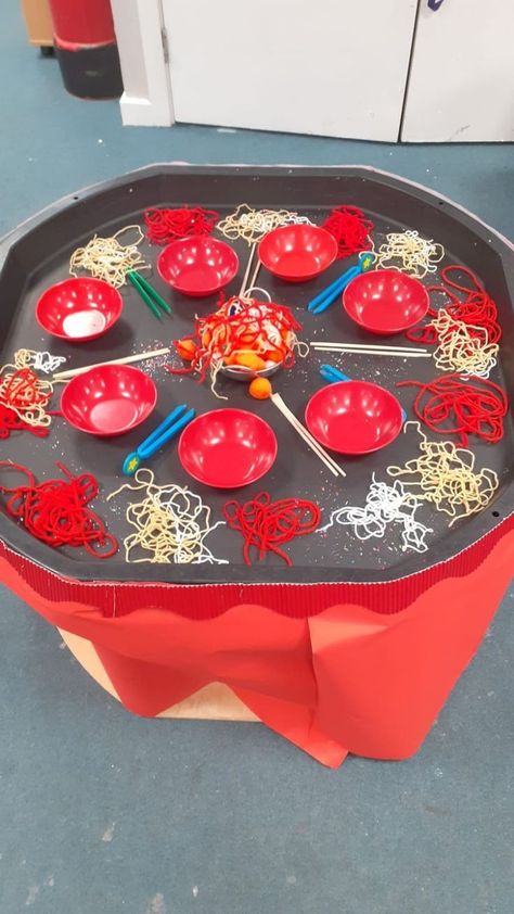 Chinese Crafts For Preschoolers, Chinese New Year Activities For Babies, Chinese New Year Eyfs Activities, Chinese New Year Sensory Play, Asia Activities For Kids, China Eyfs, Asia Crafts For Kids, Christmas Painting Activities, Chinese New Year Tuff Tray