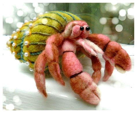 Hermit crab - needle felted - SShaw Needle Felted Creatures, Felted Fish, Felt Crab, Felted Sea Creatures, Needle Felting Fish, Needle Felted Lobster, Needle Felted Crab, Ocean Needle Felting, Needle Felt Mermaid