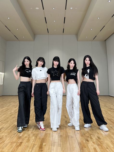 Lesserafim Group, Kpop Dance Practice Outfits, Lesserafim Ot5, Dance Class Outfit, Bios Para Instagram, Dance Outfits Practice, Class Outfit, Preformance Outfits, Dance Training