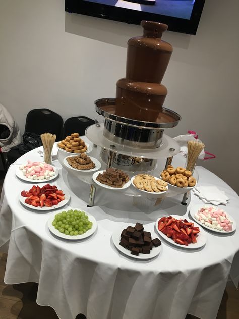 Small Chocolate Fountain, Dessert Table With Chocolate Fountain, Chocolate Fountain Set Up Ideas, Quince Food Table Ideas, Chocolate Fountain Ideas Parties, Chocolate Fountain Ideas Wedding, Chocolate Fontaine, Sweet 16 Party Food Ideas Meals, Food For Quince