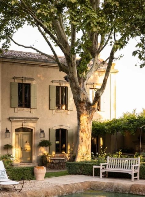 French country Old World style in a charming Provence villa - La Bastide de Laurence. Provence Style, Provence Interior, Provence House, Luxurious Kitchens, Rustic Home Exterior, French Villa, French Country Decorating Kitchen, Alfresco Dining Area, French Style Homes