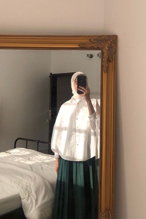 Outfit Pake Rok, Outfit Kuliah Hijab, Uniqlo Women Outfit, Rok Outfit, Muslimah Outfit, Simple Hijab, Street Hijab Fashion, Muslim Outfits Casual, Muslim Fashion Hijab Outfits