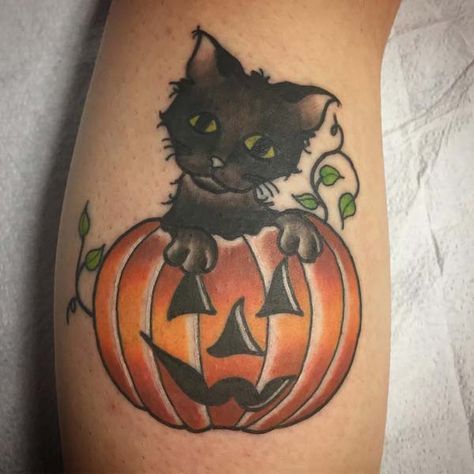 Kitty Hiding in a Pumpkin #Halloween #tattoos #trendypins Traditional Tattoo Halloween, Pumpkin Tattoos, Vintage Halloween Cat, Cute Halloween Tattoos, Lantern Tattoo, Pumpkin Tattoo, Autumn Tattoo, Witches Familiar, Black Cat Tattoos