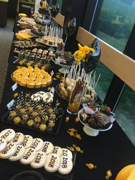 Black And Gold Party Food Table, Black And Gold Party Appetizers, Dessert Graduation Table, Black And Gold Graduation Table Decor, Prom Food Table Ideas, Candy Table Graduation Party, Food Table Decorations Buffet Ideas Graduation Parties, Black And Gold Snack Table, Black And Gold Buffet Table Ideas