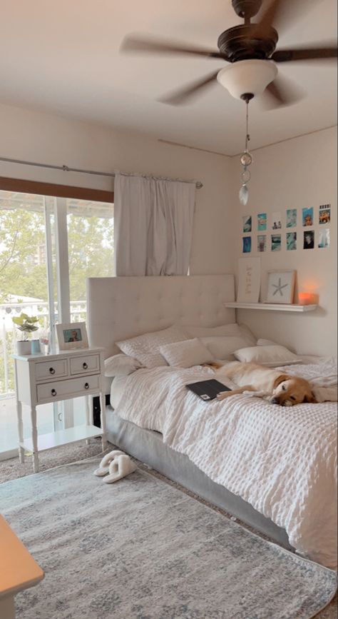 Minimal Beach Aesthetic Room, Aesthetic Room Ideas Beachy, Beachy Room Asthetics, Cute Bedroom Ideas Beachy, Beachy Clean Girl Room, Classy Beach Bedroom, Tsitp Room Ideas, Beachy Simple Room, Clean Summer Room Aesthetic