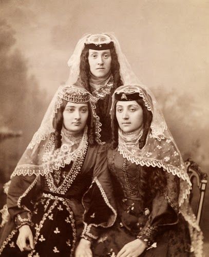 Eshkol HaKofer: "The Henna is Here, Mix It": Armenian Traditions of Henna Use Armenian Clothing, Traditional Woman, Armenian History, Armenian Culture, Three Women, National Dress, Vintage Portraits, Folk Costume, People Of The World