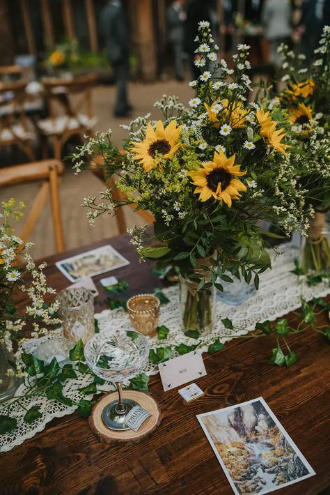 Sunflower In Wedding, Sunflower And Fern Bouquet, Backyard Wedding Sunflowers, Boho Wedding Sunflowers, Classy Sunflower Wedding, Rustic Wedding Sunflowers, Green Wedding With Sunflowers, Boho Sunflower Bouquet, Sunflower Wedding Theme Decorations