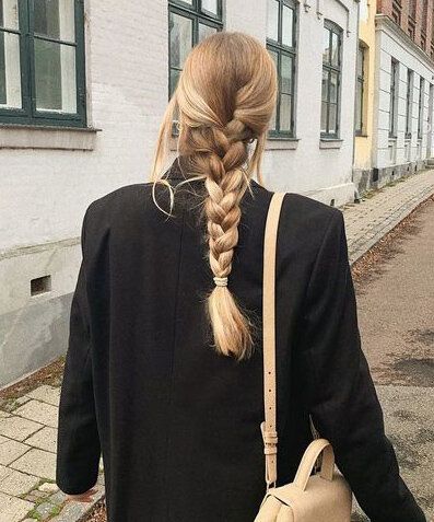 The Ultimate Guide to French Braids | HOWTOWEAR Fashion Messy French Braids, French Braid Ponytail, Side French Braids, Messy Braids, French Braid Hairstyles, Back View, Braided Ponytail, French Braid, Peinados Faciles