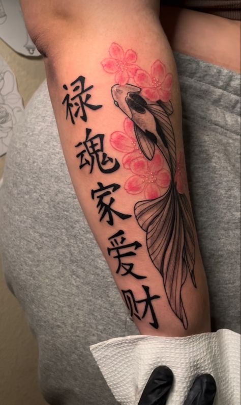 Soul Art Tattoo, Koi Fish Tattoo Traditional Japanese Art, Japanese Tattoos Black Women, Tattoo Ideas Female On Side Of Stomach, Jappenes Art Tattoo, Japanese Koi Fish Tattoo Women, Koi Fish Forearm Tattoo Women, Sleeve Tattoos For Women Japanese, Tattoos For Women Koi Fish