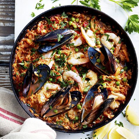 Brown rice and lentil paella | Healthy Recipe | Weight Watchers AU Spanish Dinner Recipes, Seafood And Rice, Paella Recept, Spanish Paella Recipe, Spanish Dinner, Chicken Paella, Spanish Paella, Seafood Paella, Paella Recipe