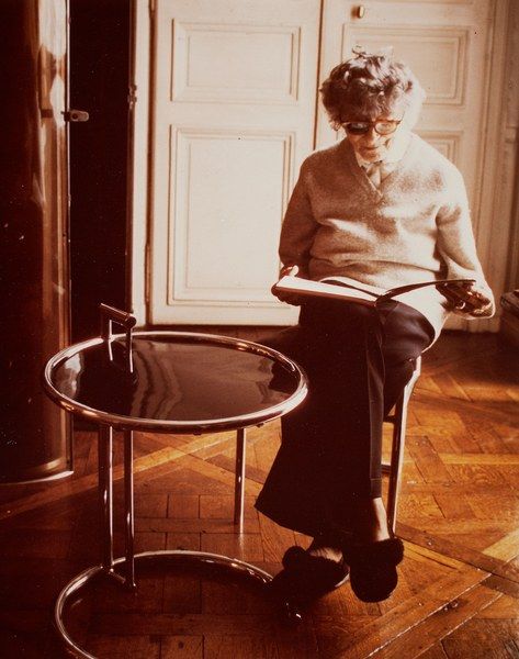 Gray, at home in Paris, with the E.1027 table, 1927. Courtesy of the National Museum of Ireland. Eileen Gray Furniture, Eileen Gray E1027, Eileen Gray Table, Eileen Grey, Furniture Design Table, Nice Furniture, Deco Interiors, Modernist Furniture, Reflective Journal