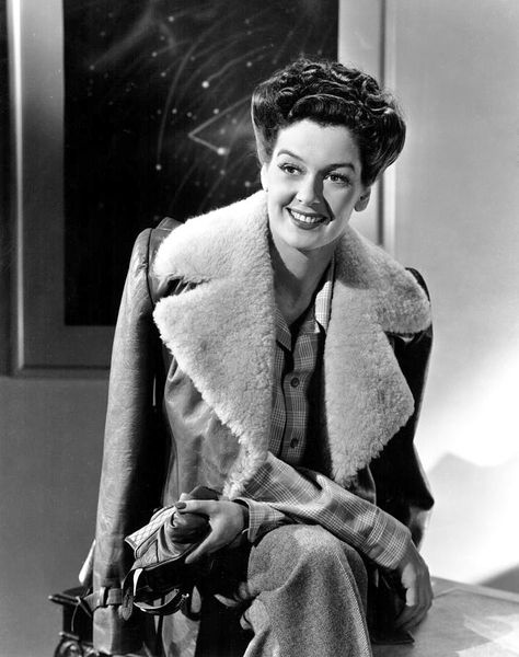 Rosalind Russell 1940s Photos, Rosalind Russell, Shirley Maclaine, Katie Holmes, Golden Age Of Hollywood, Classic Films, Silver Screen, Classic Movies, Hollywood Stars