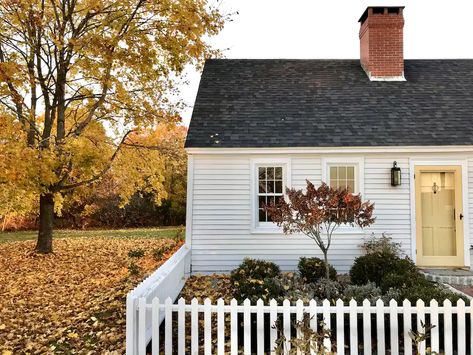 Historic Coastal Maine Cape - Houses for Rent in Castine, Maine, United States - Airbnb 1920s Cape Cod House, Weatherboard Exterior, Gothic Farmhouse, Cape Cod House Exterior, Cottage Exteriors, Tiny House Camper, Cape House, Charming House, Cottage Exterior