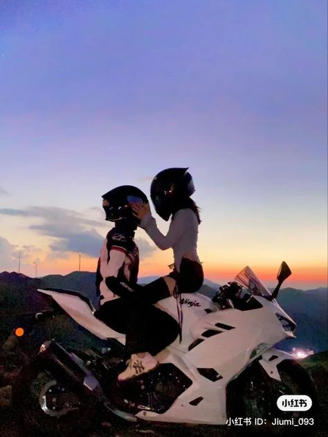 Motorcycle Couple Pictures, Bike Couple, Biker Couple, Serie Bmw, Motorcycle Couple, Hot Biker Guys, Motocross Love, Image Moto, Bike Aesthetic