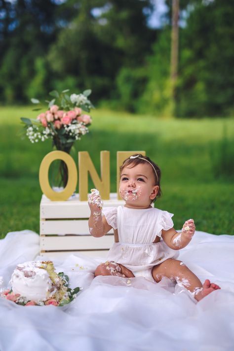 1 Year Photoshoot Ideas Outside, At Home 1st Birthday Photoshoot, Daisy First Birthday Photoshoot, 1st Birthday Photography, 1 Year Birthday Photoshoot Ideas, Outdoor 1st Birthday Pictures, One Year Baby Photo Ideas, 1st Bday Photoshoot, 1st Birthday Photoshoot Outdoor