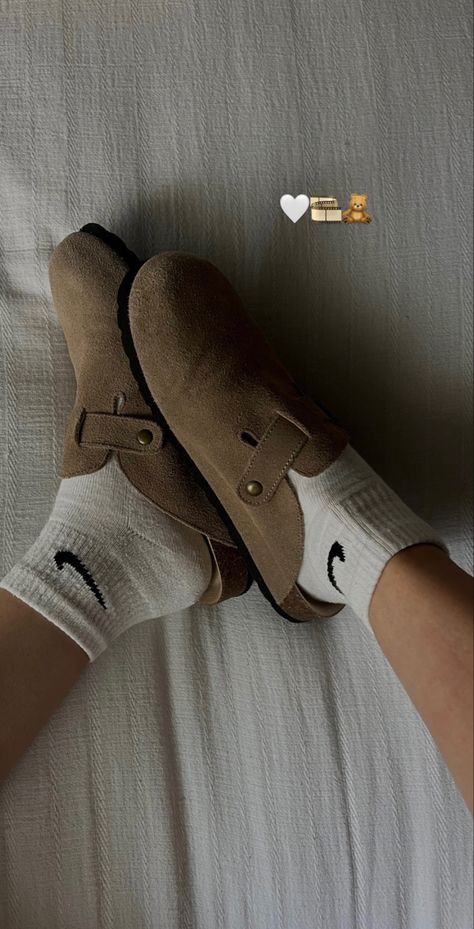 Birk Clogs, Socks And Birks, Fallnails Autumn, Birkenstock Clogs Outfit, Birks Outfit, White Nike Socks, Fall Fashion Outfit Ideas, Birkenstock Sandals Outfit, Shoes Neutral