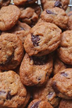 Famous Amos Chocolate Chip Cookies Recipe, Kueh Raya, Famous Amos Cookie Recipe, 2024 Cookies, Raya Cookies, Famous Amos Cookies, Minion Cookies, Brownie Vegan, Crunchy Chocolate Chip Cookies