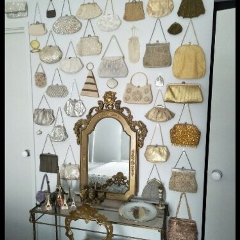 Vintage Earring Display, Vintage Purse Collection Display, Vintage Purse Display Ideas, Wall Purse Display, Vintage Purse Display, Vintage Collection Display Ideas, How To Display Purses, Purse Wall Display Bedroom, Hanging Bags On Wall