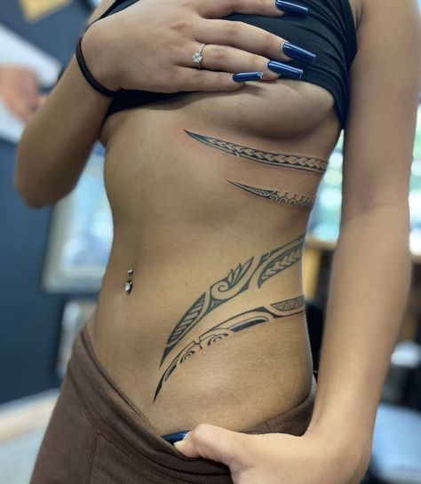 tribal polynesian tattoo woman Maori Tattoo Frau, Tato Suku, Polynesian Tattoos Women, Daffodil Tattoo, Waist Tattoos, Bauch Tattoos, Polynesian Tattoo Designs, Maori Tattoo Designs, Hip Tattoos Women