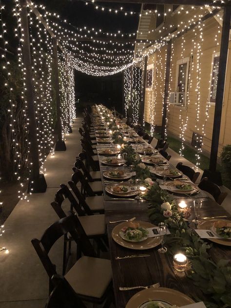 Nice Dinner Decorations, 21st Birthday Ideas All Black, Outside Party Decorations Night, New Years Backyard Party, 21st Birthday Party Ideas Decorations Fairy Lights, Dinner Table Decor Wedding, Black And Silver Table Setting Ideas, Black Tie Birthday Dinner, Hoco Table Decorations