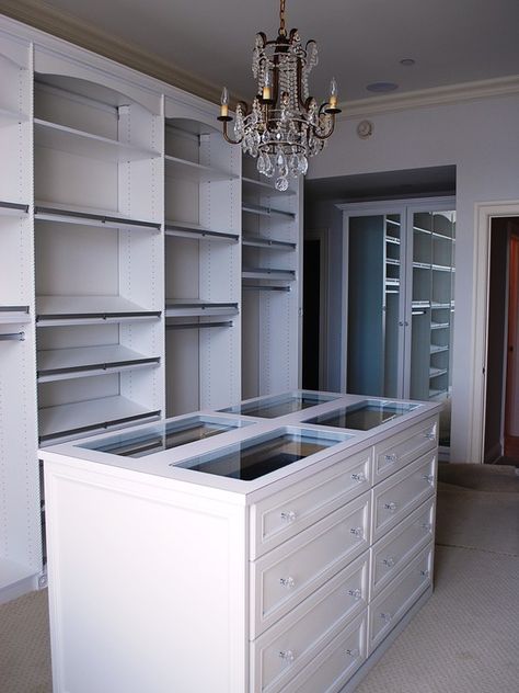 Don't like that particular Chandelier, but oh the space is amazing Closets With Islands, Traditional Closet, Pretty Boutique, Master Closet Design, Fold Clothes, Closet Island, Dresser In Closet, Dressing Room Closet, Walking Closet