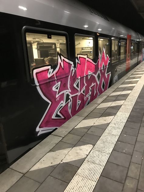 Train Graffiti Art, Graffiti On A Wall, Aesthetic Graffiti Art, Graffiti Bedroom Ideas, Graffiti Chair, Pretty Graffiti, Graffiti Building, Fun Graffiti, Graffiti Aesthetic