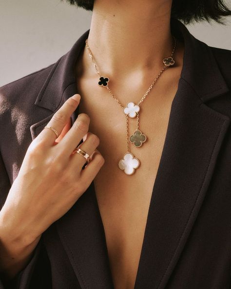 Van Cleef Magic Alhambra Necklace, Van Cleef Arpels Outfit, Von Cleef Necklace, Von Cleef And Arpels Jewelry, Van Cleef Mother Of Pearl Necklace, Van Cleef And Arpels Watch, Alhambra Van Cleef Arpels, Van Cleef Necklace Aesthetic, Van Cleef Arpels Aesthetic