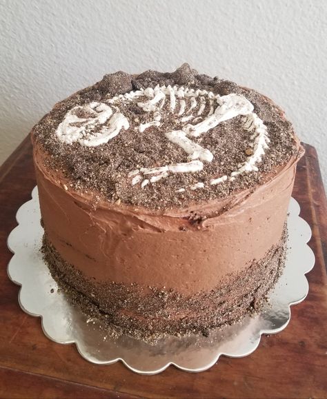 Dino Fossil Cake, Dino Bones Cake, Fossil Cake Ideas, Dinosaur Fossil Birthday Cake, Fossil Cake Dinosaur, Fossil Birthday Cake, Dino Birthday Party Cake, Camouflage Birthday Cake, Dinosaur Bones Cake