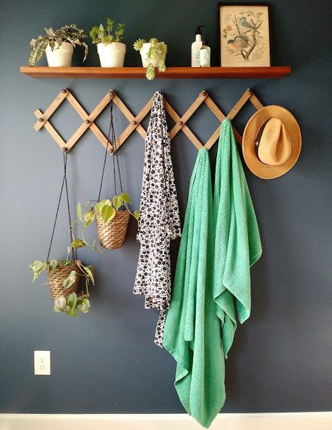 Accordion Hat Rack Decor, Expandable Coat Rack Decor, Accordion Rack Ideas, Accordion Peg Rack Decor, Purse Rack Ideas, Accordian Peg Rack Ideas, Hanging Hooks Ideas, Entry Wall Hooks, Peg Rack Decor