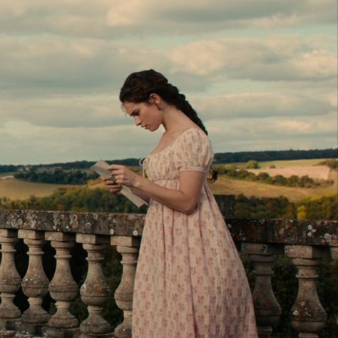 Regency Woman Aesthetic, Lily James Period Drama, Pride And Prejudice Aesthetic Outfits, Period Drama Dresses, Period Dramas Aesthetic, Period Drama Aesthetic, Regency Era Aesthetic, Regency Woman, Hyacinth Bridgerton