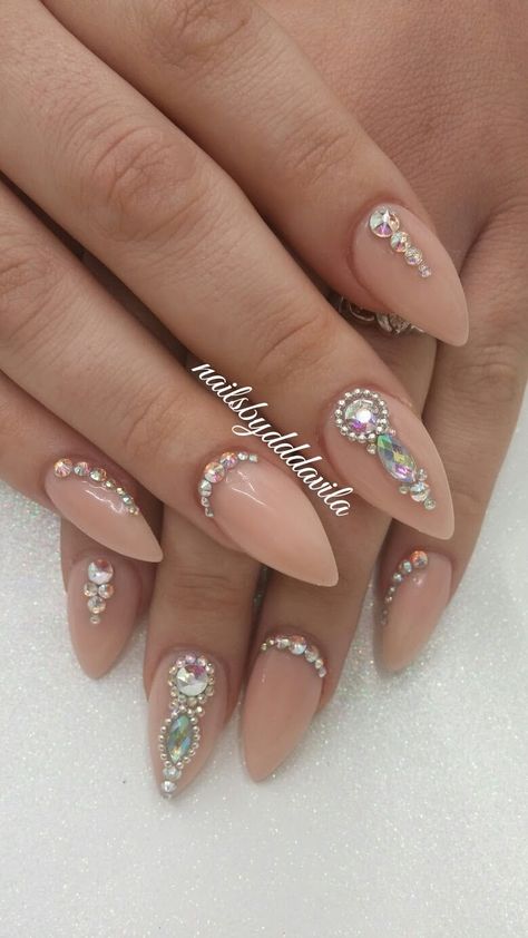 Almond Nail Rhinestones, Short Almond Nails Designs With Gems, Almond Nails Designs Crystal, Almond Nails Designs Jewels, Stone Art Nail Designs, Oval Nails Designs Rhinestones, Acrylic Nails With Stones Rhinestones, Crystal Nail Art Design, Almond Shape Nails With Rhinestones