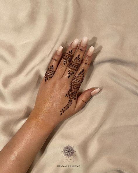 Simple Henna Designs On Fingers, Small Henna Designs Arm, Plain Henna Designs, Left Hand Mehndi Designs Back, Finger Henna Designs Simple Easy, Fingers Henna Design, Henna Inspo Aesthetic, Simple Cute Henna Designs, Very Simple Henna Designs