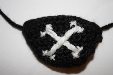 Pirate eyepatch Pirate Costume Couple, Pirate Eyepatch, Crochet Pirate, Pirate Eye Patch, Crochet Skull Patterns, Costume Crochet, Pirate Eye, Pirate Eye Patches, Couple Halloween Costumes For Adults