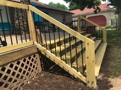 Deck Steps With Handrail, Hand Railings For Stairs Outdoor, Deck Steps With Railing, Wood Handrails For Stairs Outdoor, Porch Hand Rail Ideas, Deck Stair Railing Ideas, Hand Rail Ideas Outdoor, Deck Handrail Ideas, Handrail Ideas