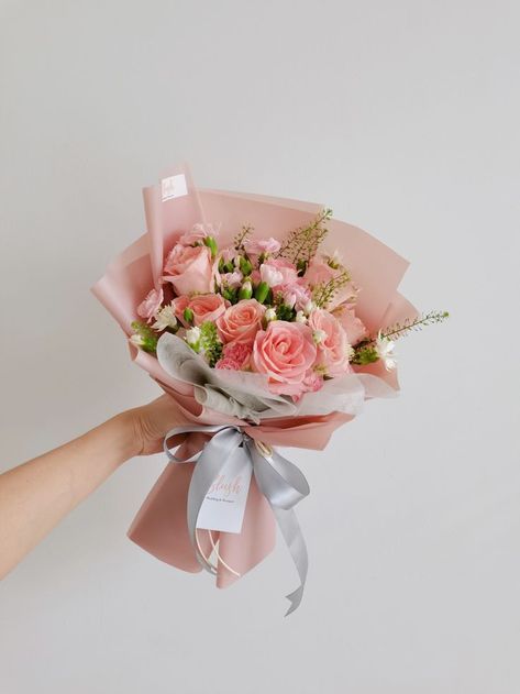 Pink Flower Bouquet, Blush Bouquet, Mini Bouquet, Flora Design, Pink Rose Bouquet, Flower Bouquet Diy, Online Florist, Arte Van Gogh, Flowers Bouquet Gift