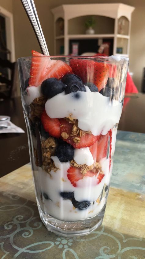 Yogurt Parfait Aesthetic, Healthy Snacks Yogurt, Yogurt Strawberry, Fruit And Yogurt, Yogurt Granola, Fruit Parfait, Fruit Yogurt, Idee Pasto, Healthy Food Dishes