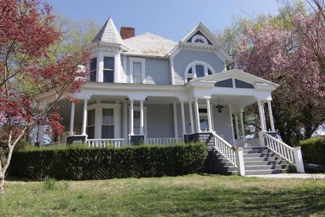 108 S Kingston Ave, Rockwood, TN 37854 Victorian Home Exterior, Home Exterior Ideas, Modern Victorian Homes, Victorian Homes Exterior, Victorian Exterior, Front Verandah, Old Victorian Homes, Victorian Style Homes, Two Storey House