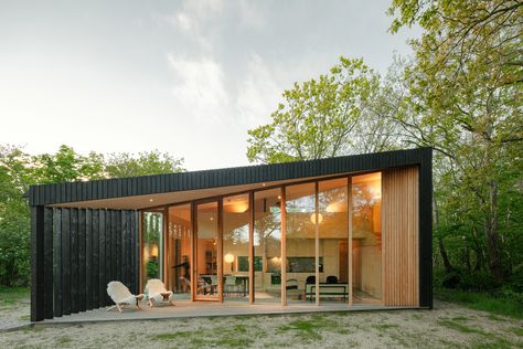 Located on the beautiful Dutch island of Texel, Holiday Home is unlike any other residential villa. Instead of dividing the house into different spaces by walls, Orange Architects decided to divide spaces according to the specific use at any moment in time. Escaping from routine is quite literally built-in. Prefabricated Architecture, Small Cafe, Timber Structure, Van Damme, Luxury Cabin, Architecture Inspiration, Natural Ventilation, Construction Cost, Cabin Style