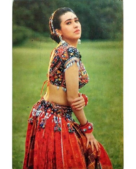 1 Likes, 1 Comments - muvyz.com (@muvyz) on Instagram: “#karismakapoor #90s #postcard #Bollywoodflashback #muvyz092417 @therealkarismakapoor #muvyz…” Karishma Kapoor 90s, Bollywood 90s, Raja Hindustani, Bollywood Vintage, Kapoor Sisters, Sonali Bendre, Karishma Kapoor, Lehenga Dress, Bollywood Pictures