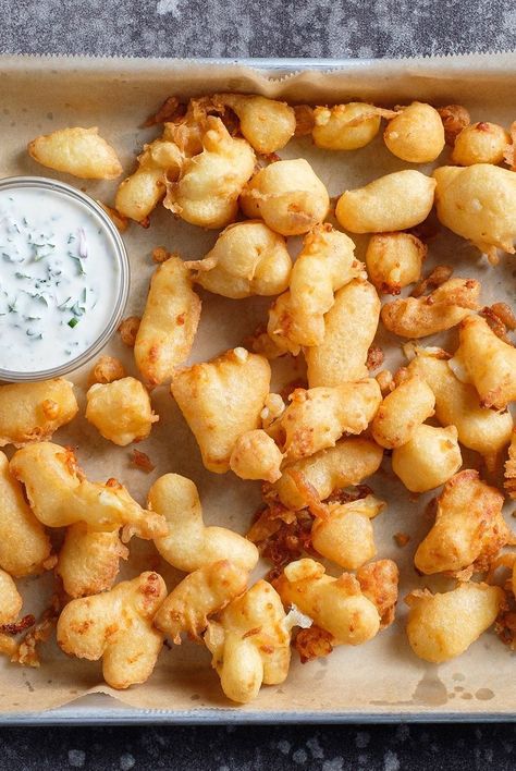 Cheese Curd Dipping Sauce, Gf Appetizers, Cheese Curds Recipe, Homemade Buttermilk Ranch, Carnival Eats, Cheddar Cheese Curds, Cheese Curd, Fried Cheese Curds, Ranch Dipping Sauce